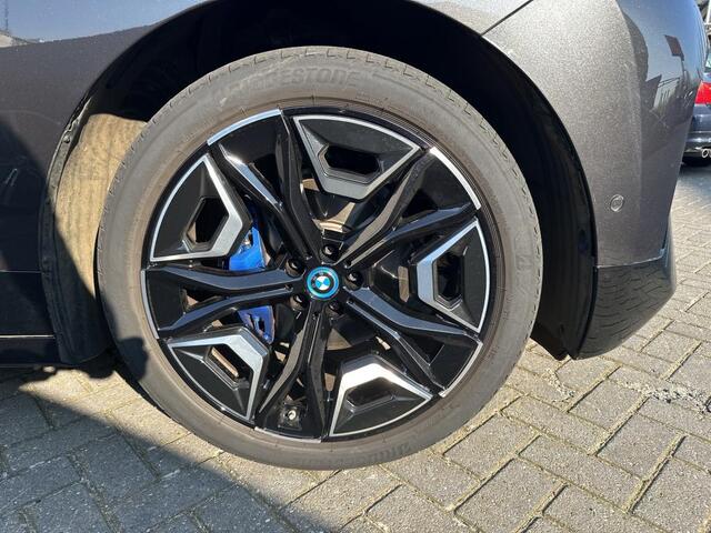 BMW iX xDrive40 | Sportpakket | 22" | CoPilot | Laser | Harman Kardon | Trekhaak |