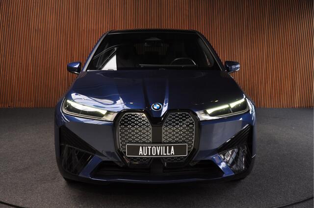 BMW iX xDrive40 77 kWh Panodak Sky Lounge Massage Leder 360 Harman K. Navi PDC 21" LM velgen