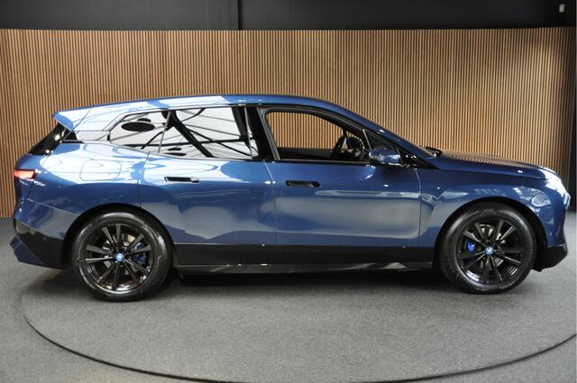 BMW iX xDrive40 77 kWh Panodak Sky Lounge Massage Leder 360 Harman K. Navi PDC 21" LM velgen