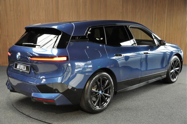 BMW iX xDrive40 77 kWh Panodak Sky Lounge Massage Leder 360 Harman K. Navi PDC 21" LM velgen