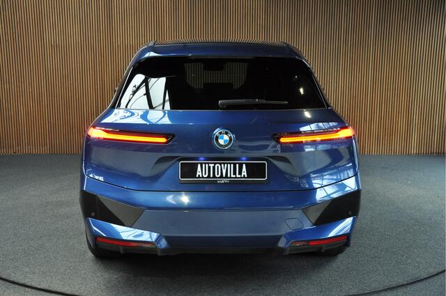 BMW iX xDrive40 77 kWh Panodak Sky Lounge Massage Leder 360 Harman K. Navi PDC 21" LM velgen