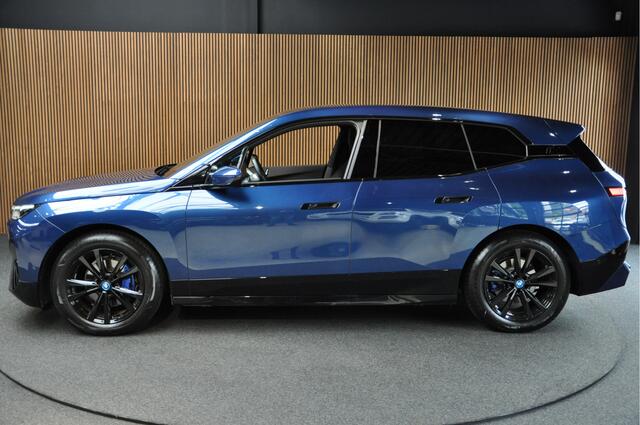 BMW iX xDrive40 77 kWh Panodak Sky Lounge Massage Leder 360 Harman K. Navi PDC 21" LM velgen