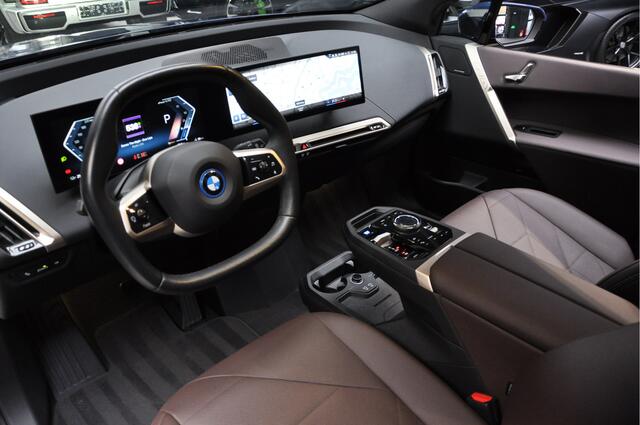 BMW iX xDrive40 77 kWh Panodak Sky Lounge Massage Leder 360 Harman K. Navi PDC 21" LM velgen