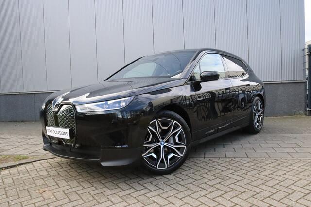 BMW iX xDrive40 High Executive 77 kWh Harman Kardon | 360° Camera | Head-up | Parkeersens. v+a | Trekhaak elektrisch