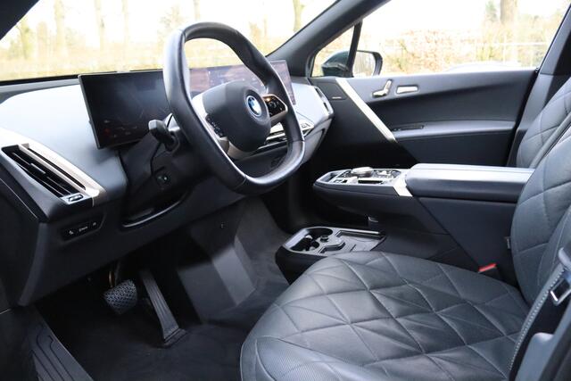 BMW iX xDrive40 High Executive 77 kWh Harman Kardon | 360° Camera | Head-up | Parkeersens. v+a | Trekhaak elektrisch