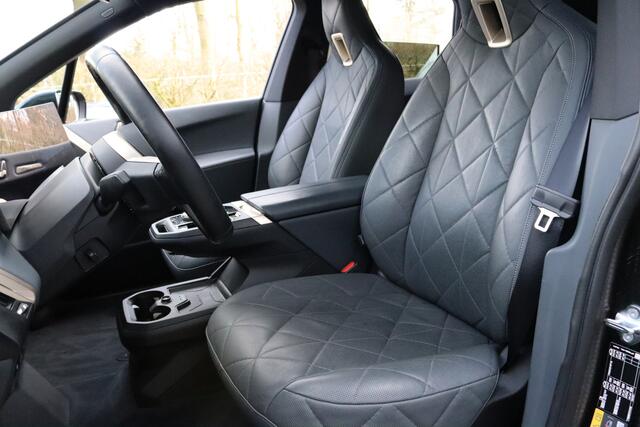 BMW iX xDrive40 High Executive 77 kWh Harman Kardon | 360° Camera | Head-up | Parkeersens. v+a | Trekhaak elektrisch