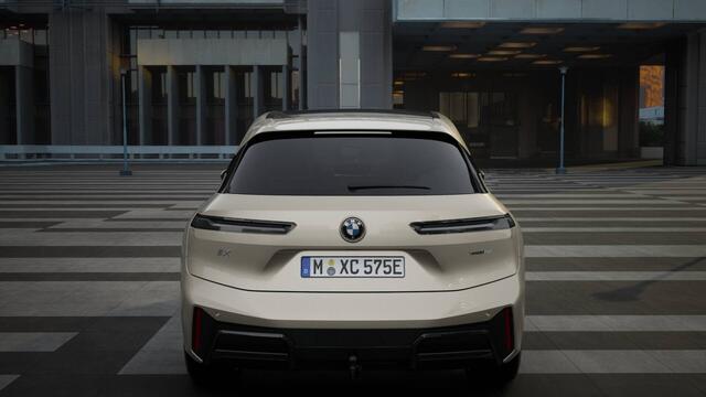 BMW iX xDrive60 M Sport / Panoramadak Sky Lounge / Trekhaak / M Multifunctionele Stoelen / Soft-Close / Bowers & Wilkins / Parking Assistant Professional