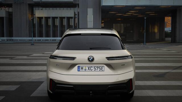 BMW iX xDrive45 M Sport / Panoramadak Sky Lounge / Trekhaak / M Multifunctionele Stoelen / Soft-Close / Parking Assistant Professional / Active Steering