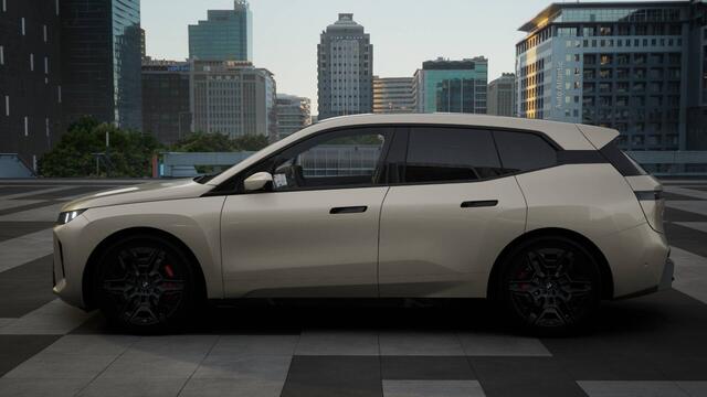 BMW iX xDrive45 M Sport / Panoramadak Sky Lounge / Trekhaak / M Multifunctionele Stoelen / Soft-Close / Parking Assistant Professional / Active Steering