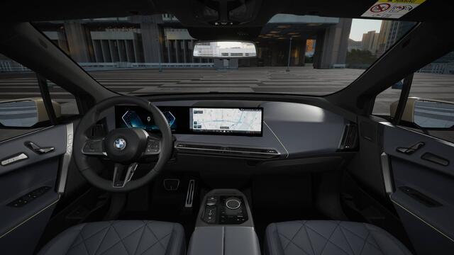 BMW iX xDrive45 M Sport / Panoramadak Sky Lounge / Trekhaak / M Multifunctionele Stoelen / Soft-Close / Parking Assistant Professional / Active Steering