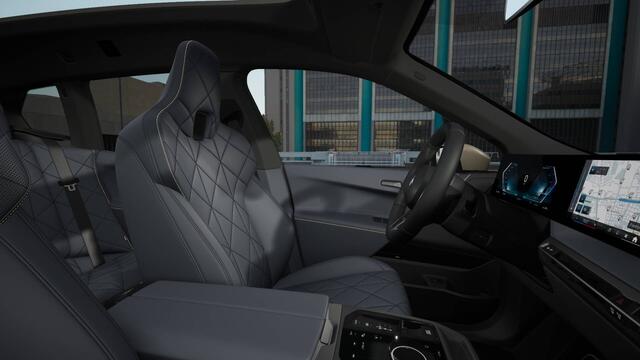 BMW iX xDrive45 M Sport / Panoramadak Sky Lounge / Trekhaak / M Multifunctionele Stoelen / Soft-Close / Parking Assistant Professional / Active Steering