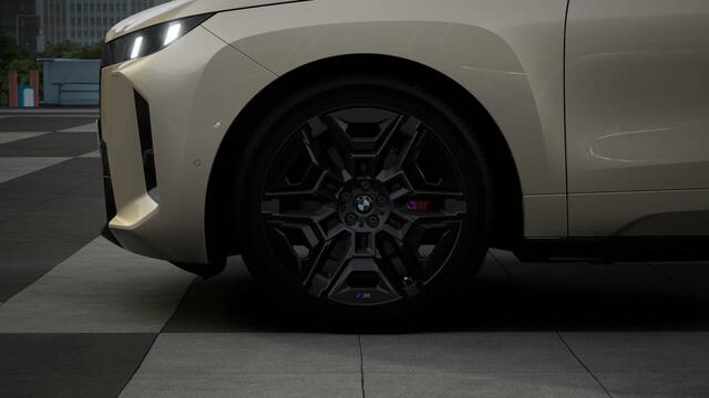BMW iX xDrive45 M Sport / Panoramadak Sky Lounge / Trekhaak / M Multifunctionele Stoelen / Soft-Close / Parking Assistant Professional / Active Steering