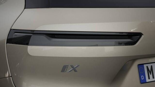 BMW iX xDrive45 M Sport / Panoramadak Sky Lounge / Trekhaak / M Multifunctionele Stoelen / Soft-Close / Parking Assistant Professional / Active Steering
