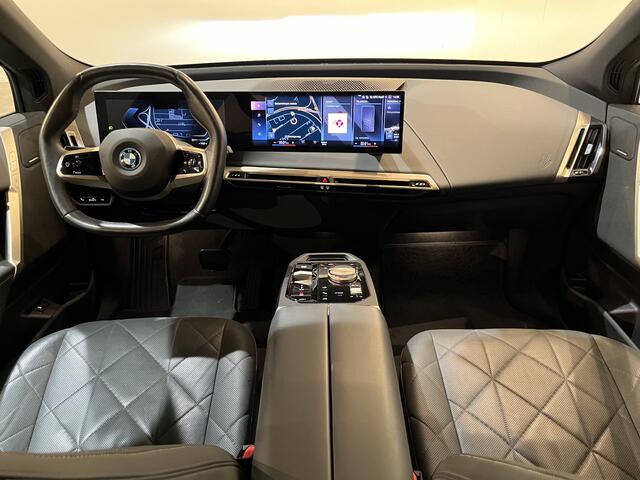 BMW iX xDrive40 High Executive 77 kWh / Luchtvering / Pano / Harman Kardon / Trekhaak / Sportpakket / 27.750 KM !!