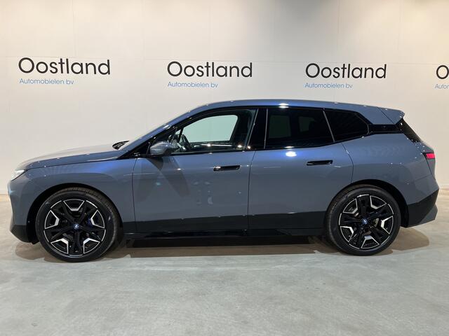 BMW iX xDrive40 High Executive 77 kWh / Luchtvering / Pano / Harman Kardon / Trekhaak / Sportpakket / 27.750 KM !!
