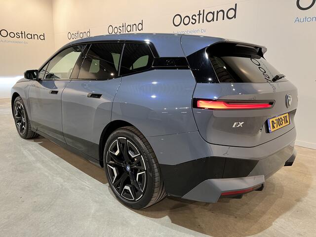 BMW iX xDrive40 High Executive 77 kWh / Luchtvering / Pano / Harman Kardon / Trekhaak / Sportpakket / 27.750 KM !!