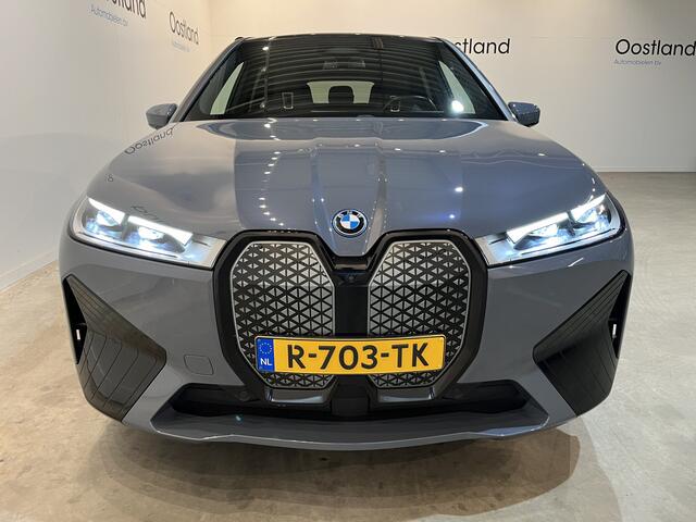BMW iX xDrive40 High Executive 77 kWh / Luchtvering / Pano / Harman Kardon / Trekhaak / Sportpakket / 27.750 KM !!