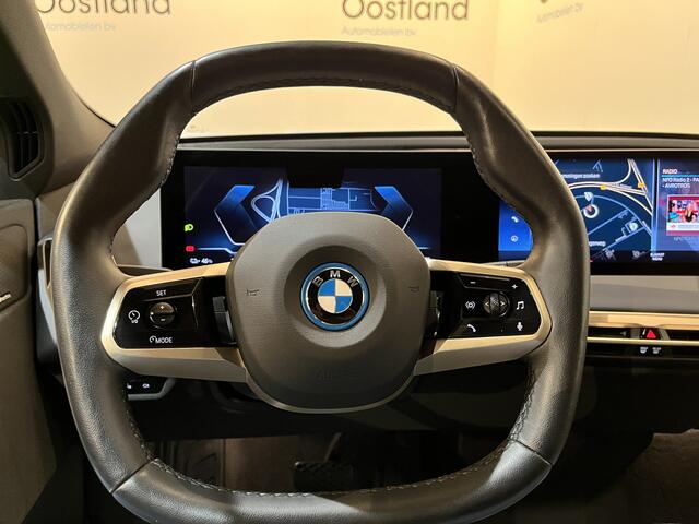 BMW iX xDrive40 High Executive 77 kWh / Luchtvering / Pano / Harman Kardon / Trekhaak / Sportpakket / 27.750 KM !!
