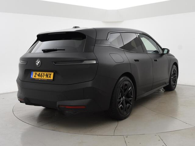 BMW iX xDrive40 M-SPORT H.E. 77 kWh *MAT ZWART* + 22 INCH | 12-2022 | LASER LIGHT | MASSAGE | 3D CAMERA | ADAPTIVE CRUISE | HK