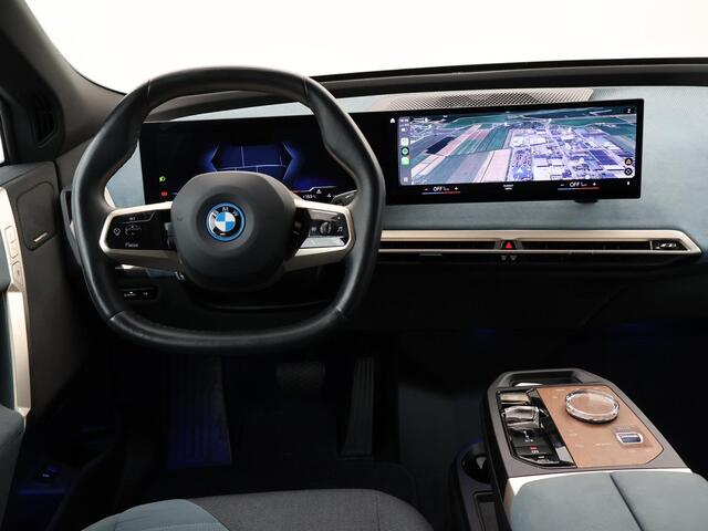 BMW iX xDrive40 M-SPORT H.E. 77 kWh *MAT ZWART* + 22 INCH | 12-2022 | LASER LIGHT | MASSAGE | 3D CAMERA | ADAPTIVE CRUISE | HK