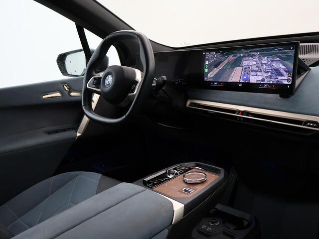 BMW iX xDrive40 M-SPORT H.E. 77 kWh *MAT ZWART* + 22 INCH | 12-2022 | LASER LIGHT | MASSAGE | 3D CAMERA | ADAPTIVE CRUISE | HK