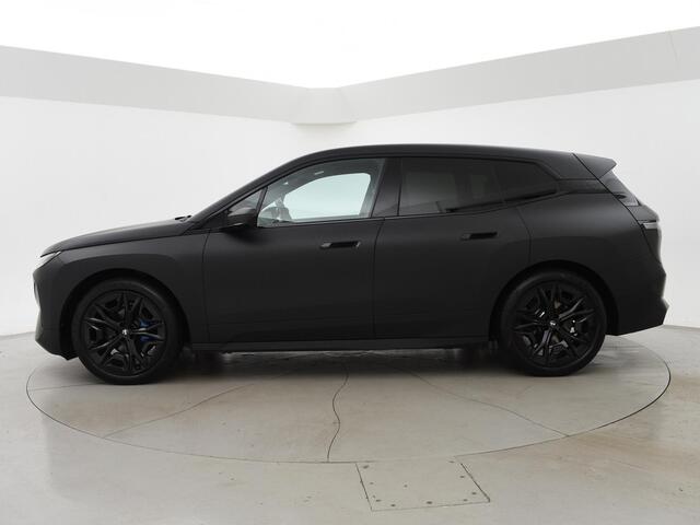 BMW iX xDrive40 M-SPORT H.E. 77 kWh *MAT ZWART* + 22 INCH | 12-2022 | LASER LIGHT | MASSAGE | 3D CAMERA | ADAPTIVE CRUISE | HK