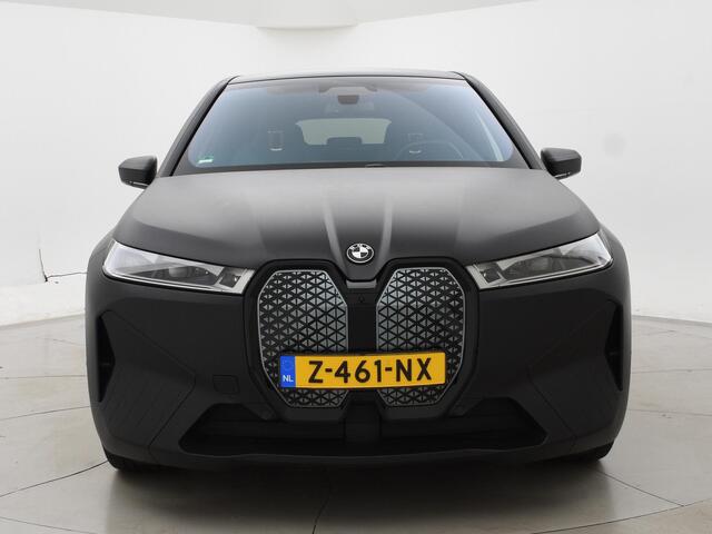 BMW iX xDrive40 M-SPORT H.E. 77 kWh *MAT ZWART* + 22 INCH | 12-2022 | LASER LIGHT | MASSAGE | 3D CAMERA | ADAPTIVE CRUISE | HK