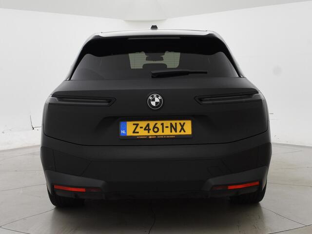 BMW iX xDrive40 M-SPORT H.E. 77 kWh *MAT ZWART* + 22 INCH | 12-2022 | LASER LIGHT | MASSAGE | 3D CAMERA | ADAPTIVE CRUISE | HK
