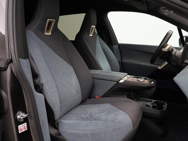 BMW iX xDrive40 M-SPORT H.E. 77 kWh *MAT ZWART* + 22 INCH | 12-2022 | LASER LIGHT | MASSAGE | 3D CAMERA | ADAPTIVE CRUISE | HK