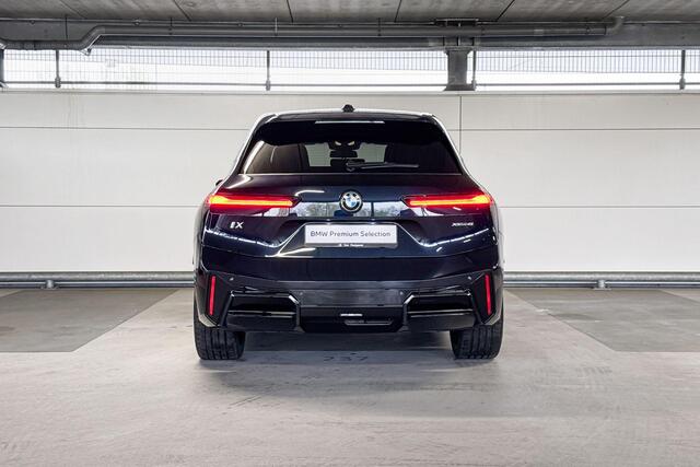 BMW iX xDrive45 101 kWh | Trekhaak met elektrisch wegklapbare kogel