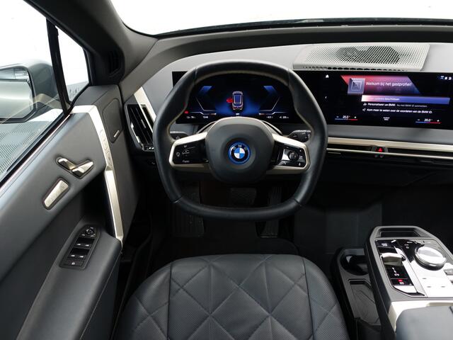 BMW iX xDrive40 Business Edition Plus 77 kWh M Gold Edition- Stoelmassage, Harman Kardon, 3D Camera, Stoelventilatie, Head Up, CoPilot Pack