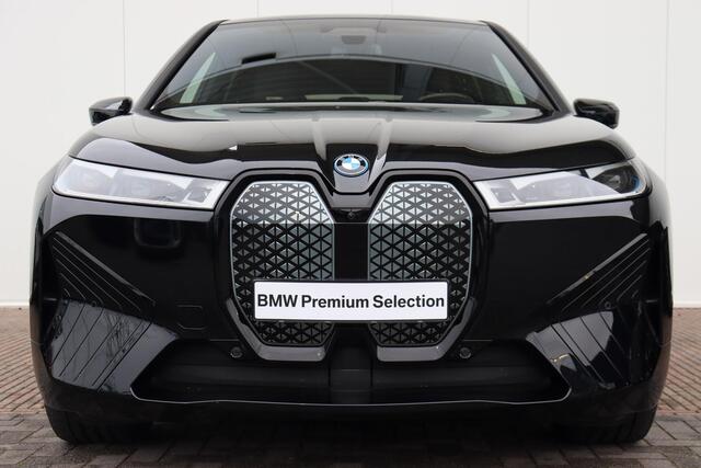 BMW iX M60 High Executive 112 kWh Comfort Acces / Soft Close / Integrale Active Besturing / Panoramadak / Stoelventilatie / Multifunctionele Stoelen / Harman Kardon / Warmte Comfort Pakket / Driving Assistent Professional / Laserlicht / Parking Assistant Profes