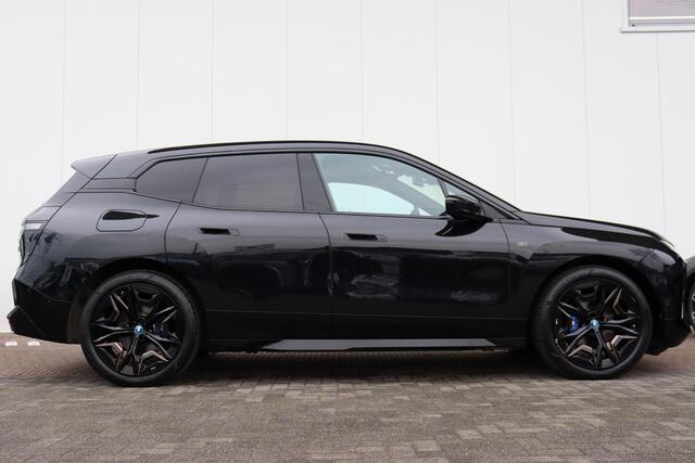 BMW iX M60 High Executive 112 kWh Comfort Acces / Soft Close / Integrale Active Besturing / Panoramadak / Stoelventilatie / Multifunctionele Stoelen / Harman Kardon / Warmte Comfort Pakket / Driving Assistent Professional / Laserlicht / Parking Assistant Profes