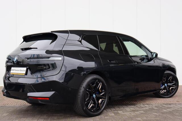 BMW iX M60 High Executive 112 kWh Comfort Acces / Soft Close / Integrale Active Besturing / Panoramadak / Stoelventilatie / Multifunctionele Stoelen / Harman Kardon / Warmte Comfort Pakket / Driving Assistent Professional / Laserlicht / Parking Assistant Profes