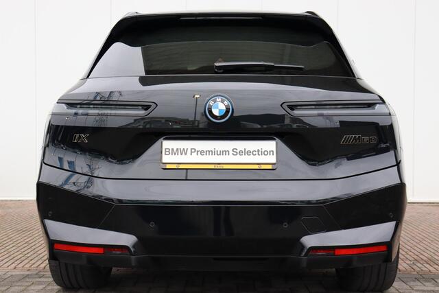BMW iX M60 High Executive 112 kWh Comfort Acces / Soft Close / Integrale Active Besturing / Panoramadak / Stoelventilatie / Multifunctionele Stoelen / Harman Kardon / Warmte Comfort Pakket / Driving Assistent Professional / Laserlicht / Parking Assistant Profes