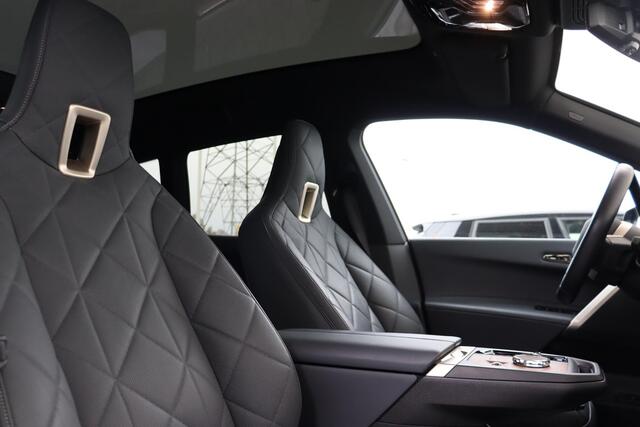BMW iX M60 High Executive 112 kWh Comfort Acces / Soft Close / Integrale Active Besturing / Panoramadak / Stoelventilatie / Multifunctionele Stoelen / Harman Kardon / Warmte Comfort Pakket / Driving Assistent Professional / Laserlicht / Parking Assistant Profes