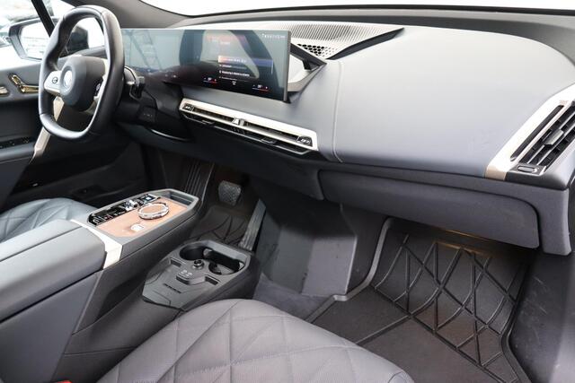 BMW iX M60 High Executive 112 kWh Comfort Acces / Soft Close / Integrale Active Besturing / Panoramadak / Stoelventilatie / Multifunctionele Stoelen / Harman Kardon / Warmte Comfort Pakket / Driving Assistent Professional / Laserlicht / Parking Assistant Profes