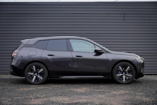 BMW iX xDrive40 Excellence 77 kWh / M-Sportpakket / Pano / Trekhaak