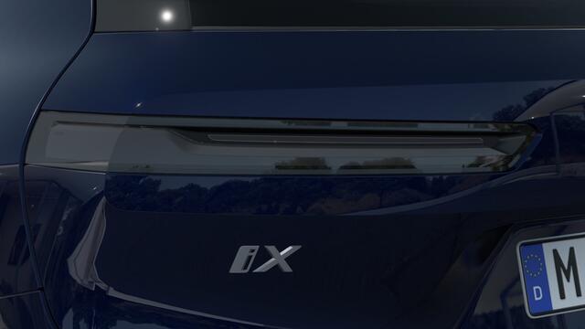 BMW iX xDrive45 M Sport / Panoramadak / Trekhaak / Soft-Close / Stoelventilatie / Parking Assistant Professional / Adaptieve LED / Comfort Access / Harman Kardon