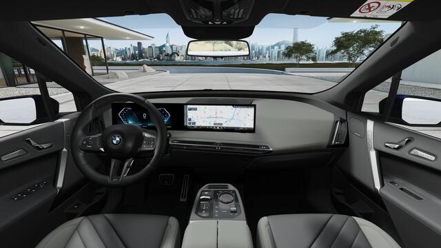 BMW iX xDrive45 M Sport / Panoramadak / Trekhaak / Soft-Close / Stoelventilatie / Parking Assistant Professional / Adaptieve LED / Comfort Access / Harman Kardon