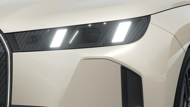 BMW iX xDrive45 M Sport / Panoramadak Sky Lounge / Trekhaak / M Multifunctionele Stoelen / Parking Assistant Professional / Soft-Close / Active Steering