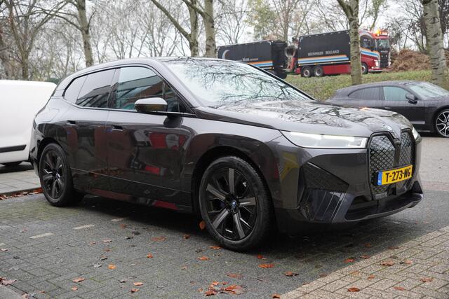 BMW iX xDrive40 Excellence 77 kWh / Massage / Glasdak / Dealerond / Trekhaak