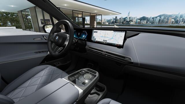 BMW iX xDrive45 M Sport / Panoramadak Sky Lounge / Trekhaak / M Multifunctionele Stoelen / Soft-Close / Parking Assistant Professional / Active Steering