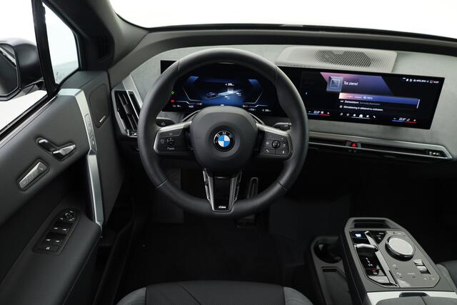 BMW iX xDrive45 101 kWh M Sport Pro | Pano+Sfeerv. | Frozen Deep Grey | Active Steering | Shadow Line | 23'' | Iconic Glow | Luchtvering | Elek. Trekhaak | Harman Kardon | Innovation pakket | Comfort Pakket | V
