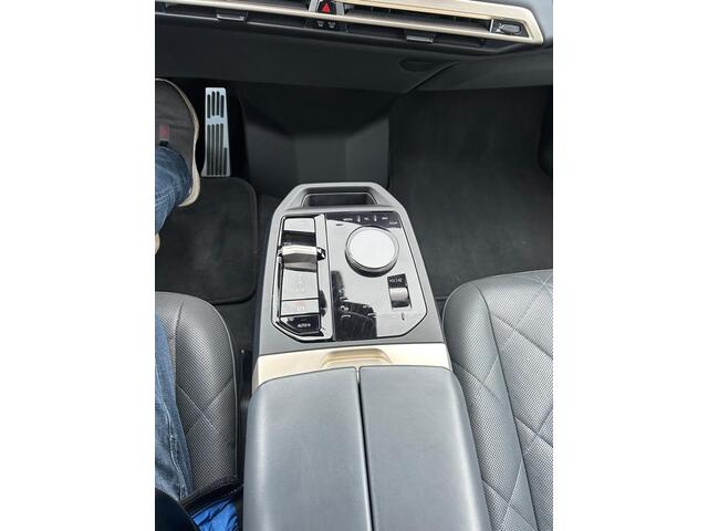 BMW iX xDrive40 High Executive 77 kWh Sportpakket / Panorama dak / SOH 99,3