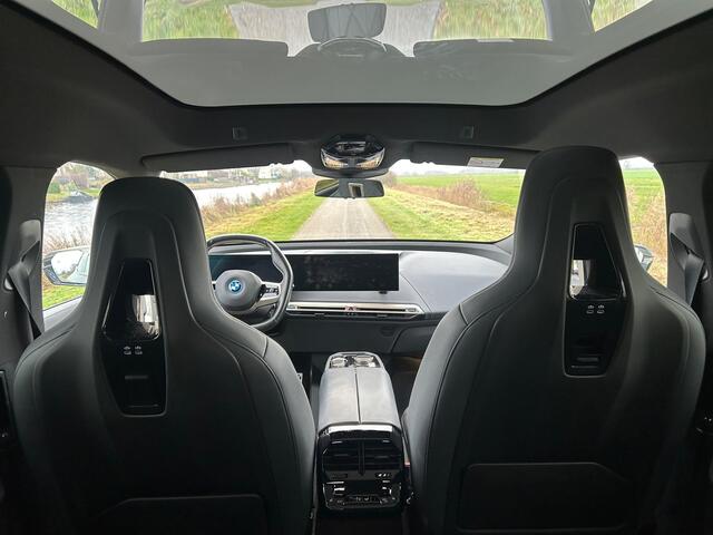 BMW iX xDrive40 High Executive 77 kWh Sportpakket / Panorama dak / SOH 99,3
