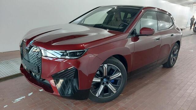 BMW iX xDrive40 77 kWh | Driving Assistant Professional | Panorama Skylounge | Sportpakket | Trekhaak Wordt verwacht