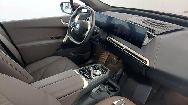 BMW iX xDrive40 77 kWh | Driving Assistant Professional | Panorama Skylounge | Sportpakket | Trekhaak Wordt verwacht