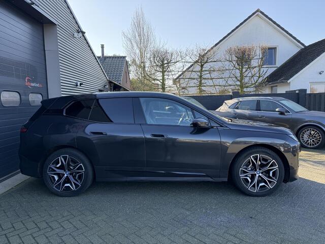 BMW iX xDrive50 High Executive 112 kWh SOH 92% | Sky Lounge | 360* Camera | Massage | Stoelventilatie/Verwarming | Elektrische Trekhaak |