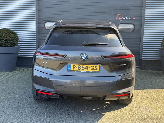 BMW iX xDrive50 High Executive 112 kWh SOH 92% | Sky Lounge | 360* Camera | Massage | Stoelventilatie/Verwarming | Elektrische Trekhaak |